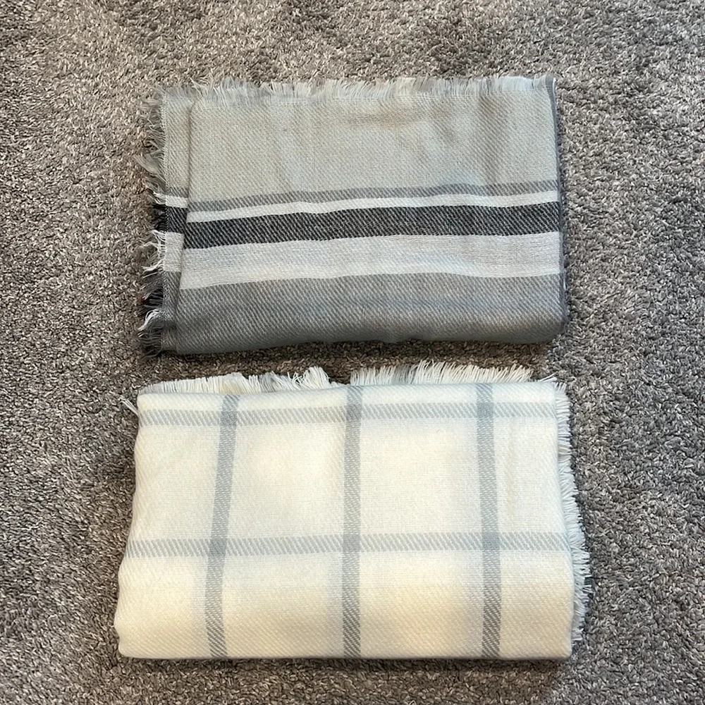 NWOT Plaid Knit Blanket Scarves